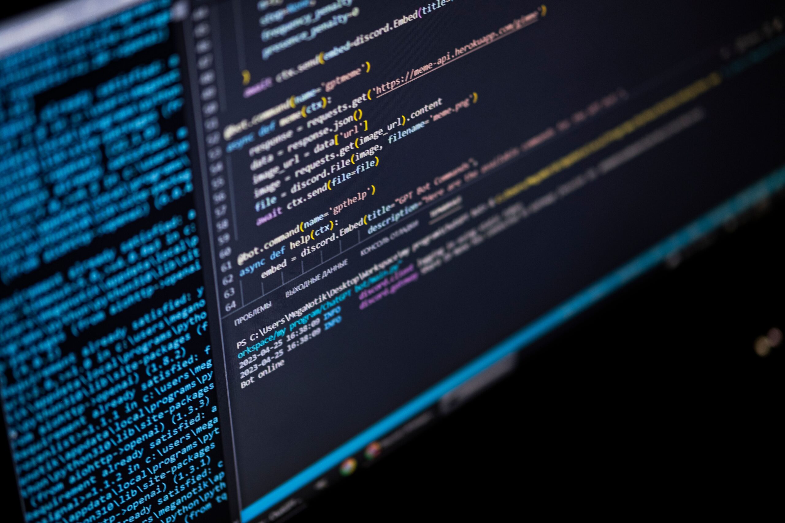Close-up van een computerscherm waarop kleurrijke maatwerkoplossingen in code en gegevens te zien zijn, verdeeld over meerdere donkere panelen.